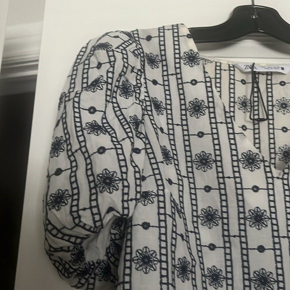 Puff sleeves crop top in blue and white - Picture 3 of 4